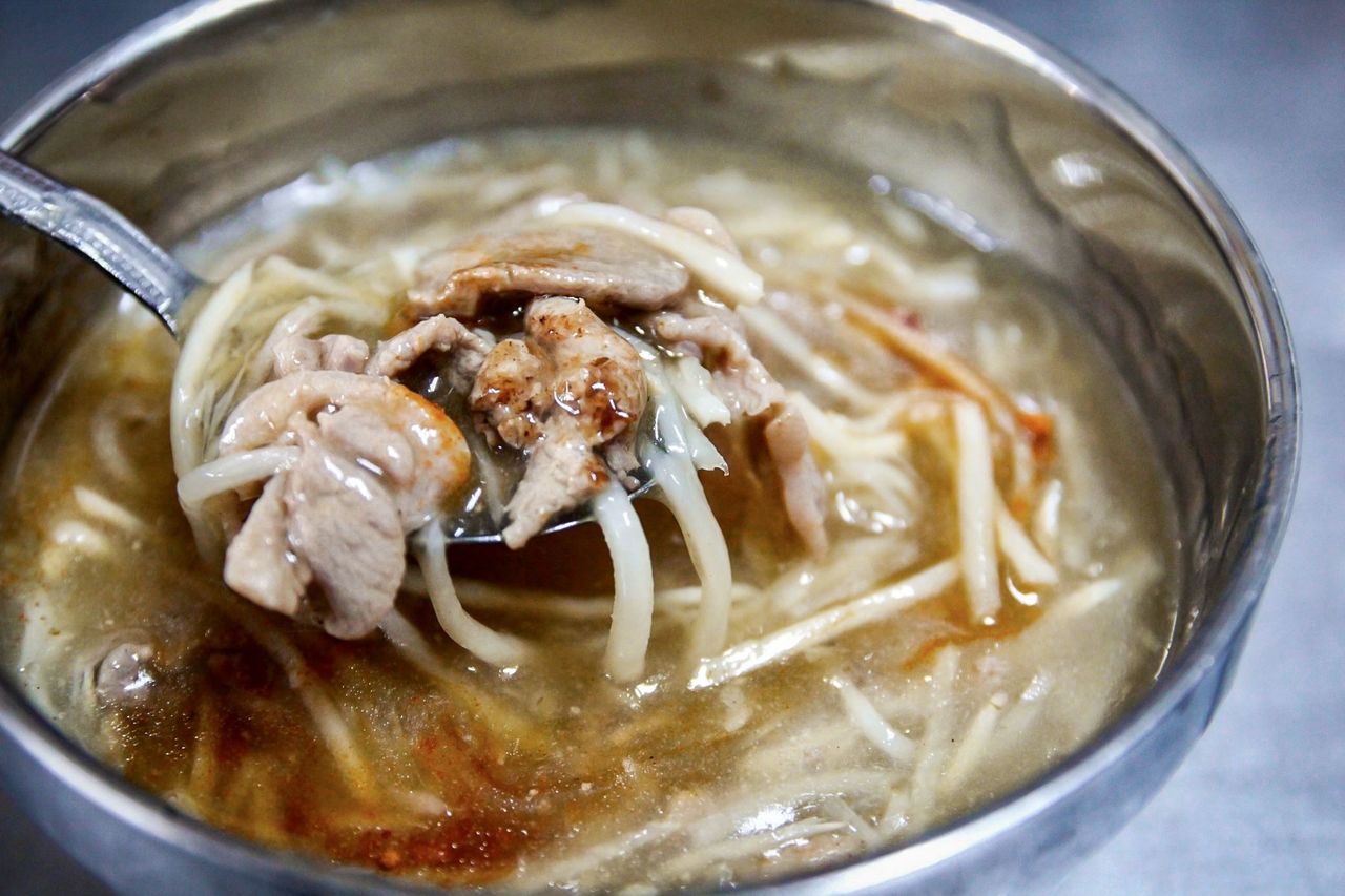 新港生炒鴨肉羹 鴨肉與鮮甜筍絲特寫